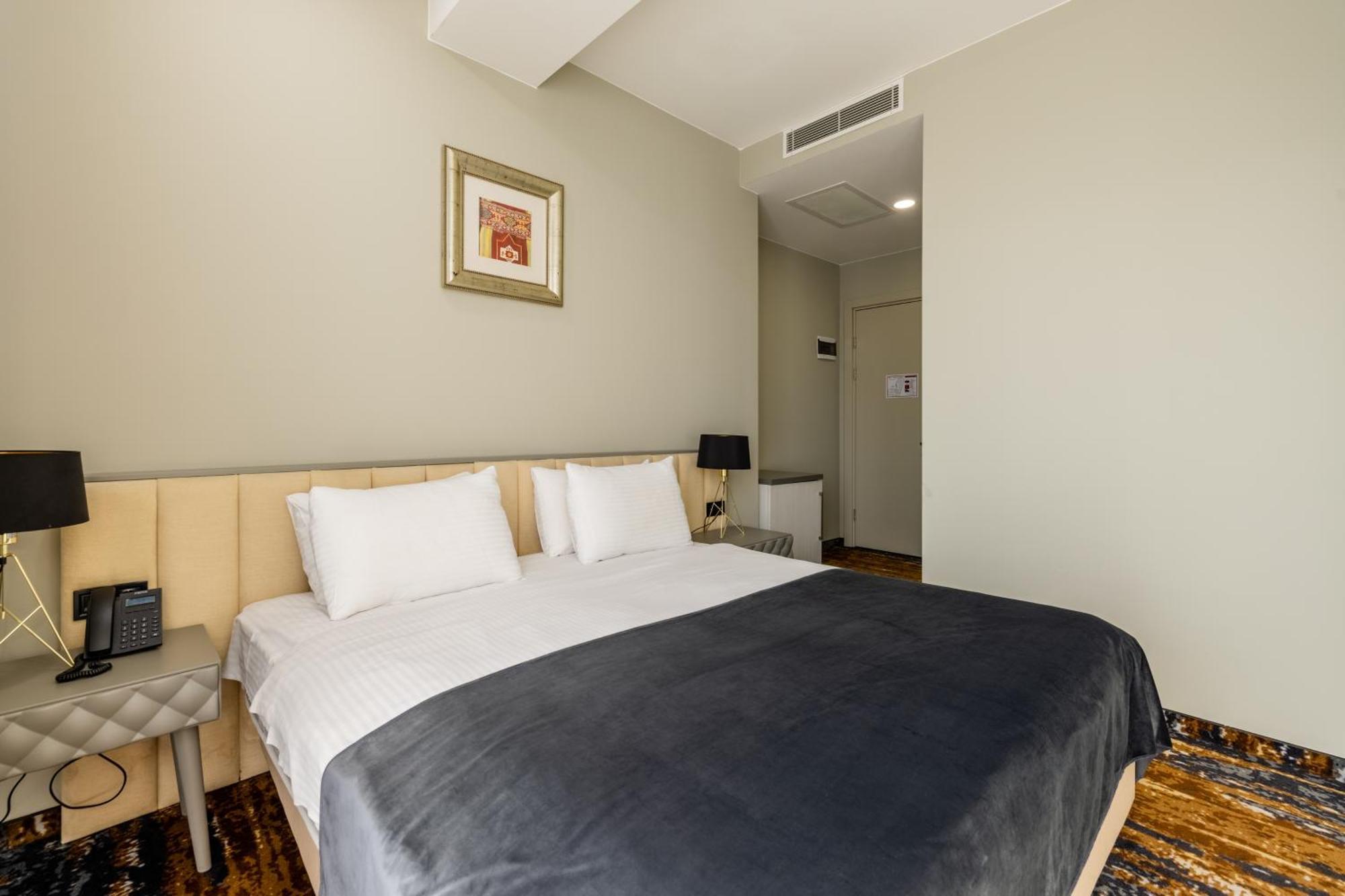 Hotel Brosse Garden Tiflis Habitación foto